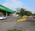 Área del estacionamiento de una tienda de Bodega Aurrera con una patrulla de la Policía de Tlajomulco y automóviles estacionados en el sitio