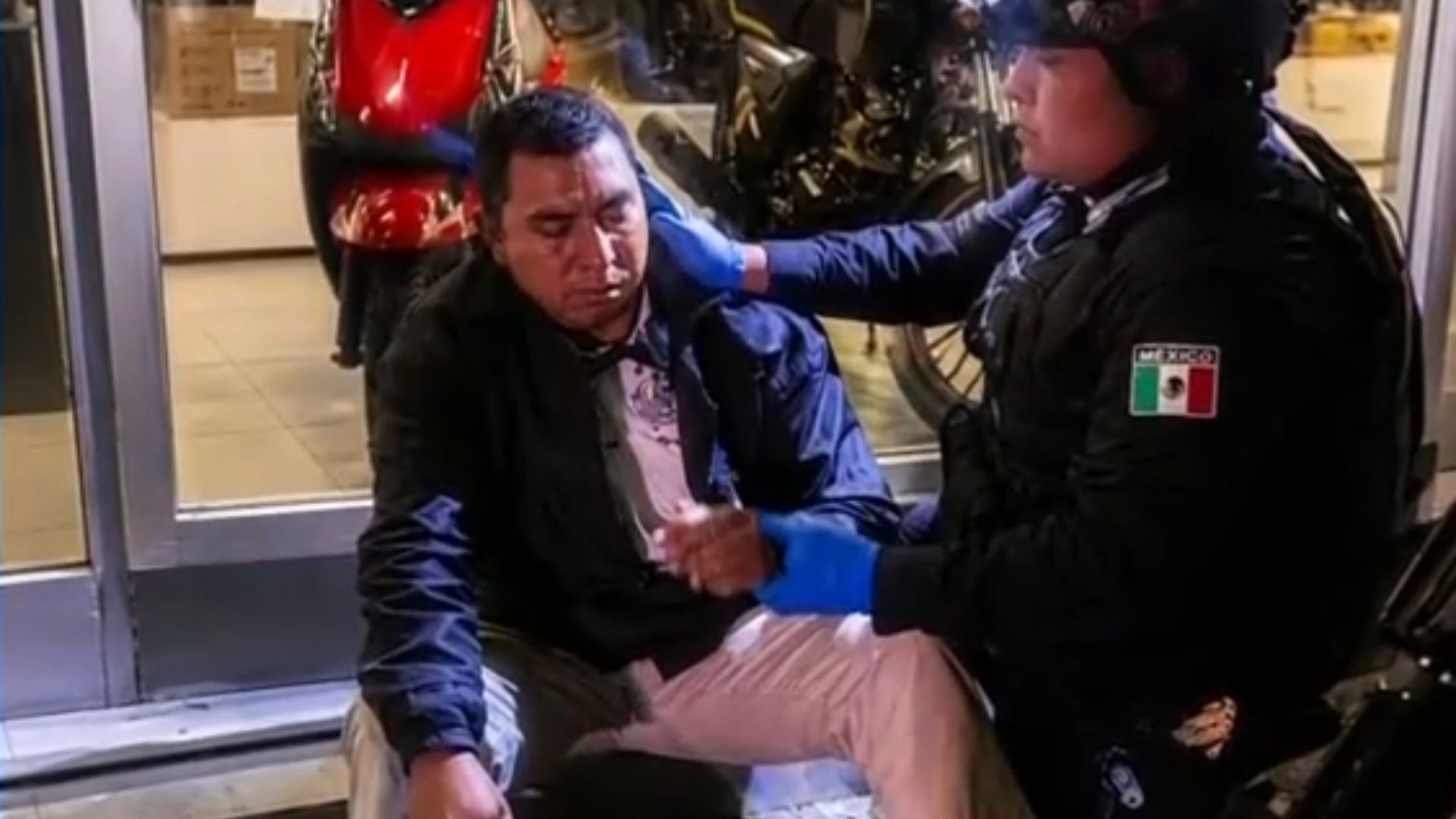 Guardia de seguridad enfrenta a 3 delincuentes en Ecatepec y cae herido. Evitó asalto a tienda departamental. Los responsables escaparon en moto.
