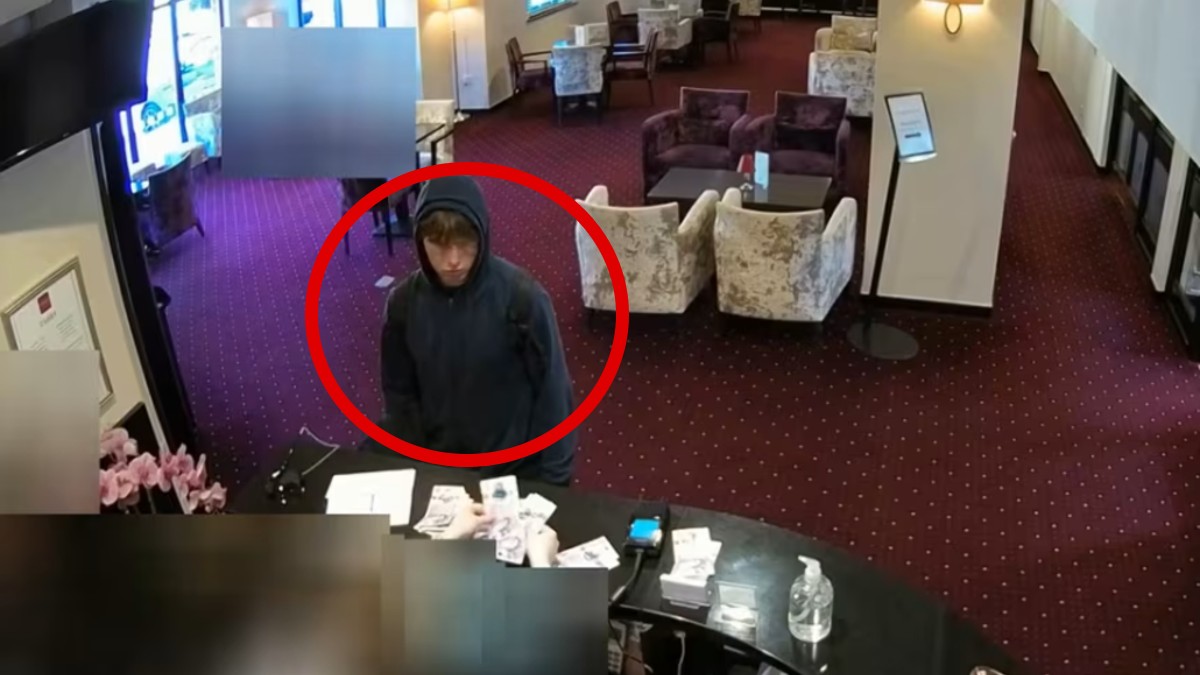 Adolescente Johannes Kongsnes Natland parado en el mostrado de un hotel de Huddersfield y enmarcado con un círculo rojo