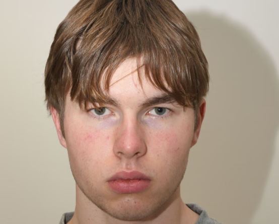 Adolescente noruego de nombre Johannes Kongsnes Natland viendo de frente a la cámara durante su arresto en Reino Unido
