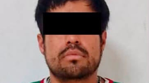 Hombre de cabello corto y barba con los ojos cubiertos, detenido en Puebla.
