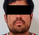 Hombre de cabello corto y barba con los ojos cubiertos, detenido en Puebla.