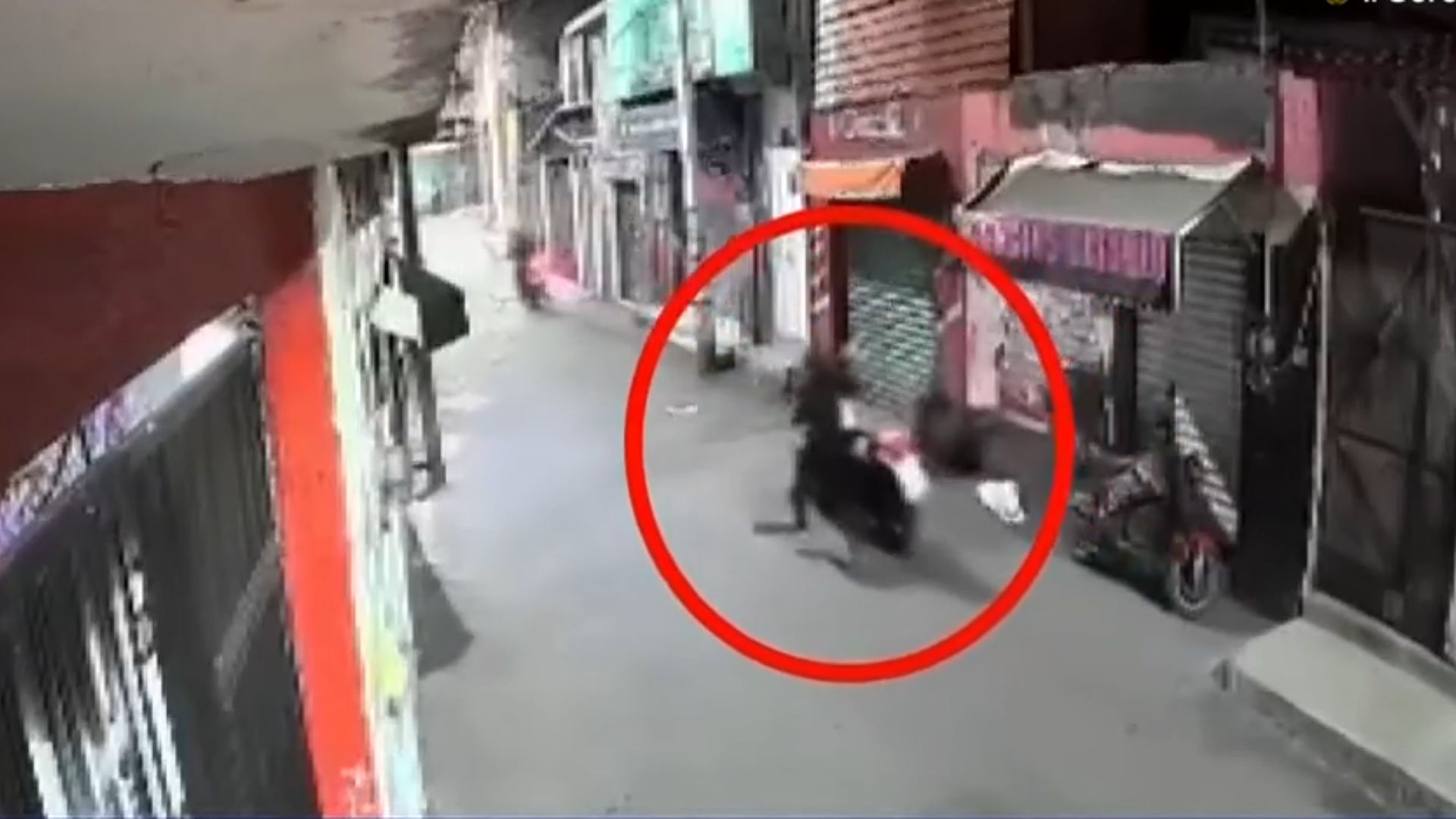 Robo de motocicleta en Tláhuac. Cámaras de seguridad registraron cómo la arrastró, encendió y se fugó.
