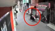 Ladrón roba motocicleta en Tláhuac en menos de 15 segundos ante cámaras de vigilancia