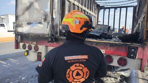 Un camión de carga se incendió en la autopista al Aeropuerto, en Apodaca, tras una aparente falla mecánica; el conductor salió ileso.