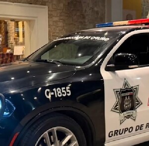 Se observa una patrulla estacionada en la calle.