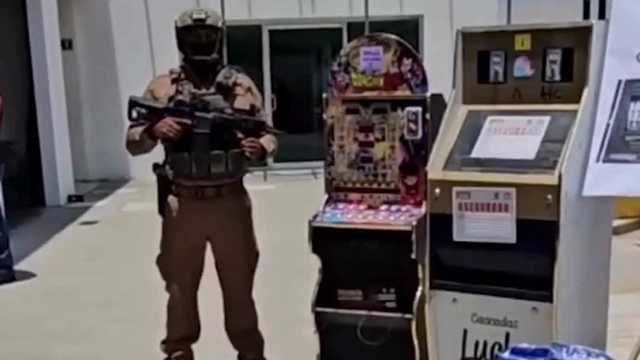 Ejército, Guardia Nacional y la Fiscalía aseguraron más de 3 mil tragamonedas en el Estado de México.