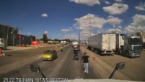 Presunto intento de asalto a tráiler en Lagos de Moreno queda grabado en video | Captura de pantalla TikTok: reijo_transp