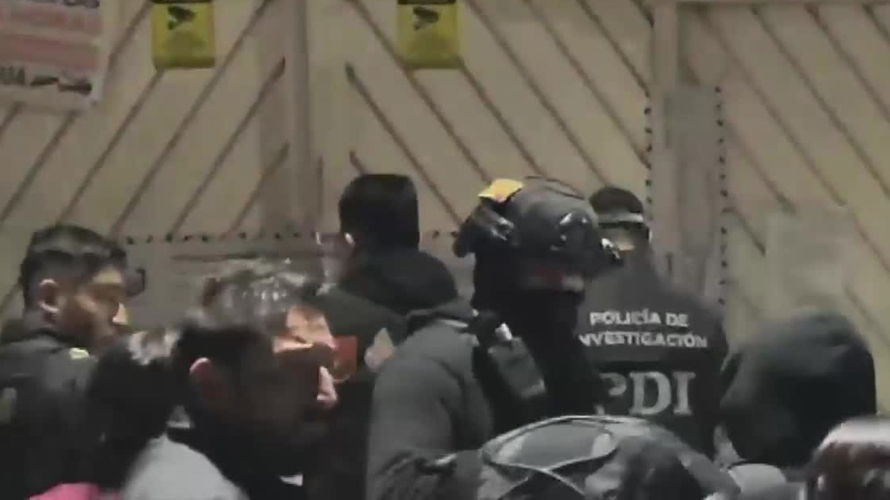 Un operativo con al menos 50 policías permitió recuperar un predio invadido en la colonia Renovación, Iztapalapa.