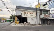 Retiran unidades tras fuerte accidente en el Centro de Monterrey; daños persisten en inmueble.| Gabriela Garza