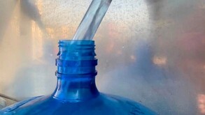 Llenado de garrafón por mala calidad de agua en colonias de Guadalajara y el área metropolitana.