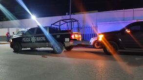 Una paciente de 29 años descendió de una unidad de traslados médicos y se diera a la fuga vistiendo únicamente su bata hospitalaria.