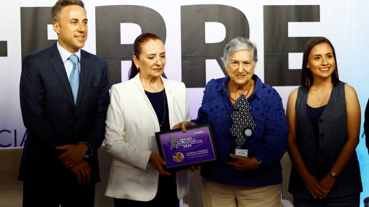 Por primera vez, la UERRE galardona al sector cultural con el Premio Valor Regiomontano 2025, entregado a la artista Saskia Juárez por 60 años de trayectoria.