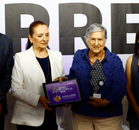 Por primera vez, la UERRE galardona al sector cultural con el Premio Valor Regiomontano 2025, entregado a la artista Saskia Juárez por 60 años de trayectoria.