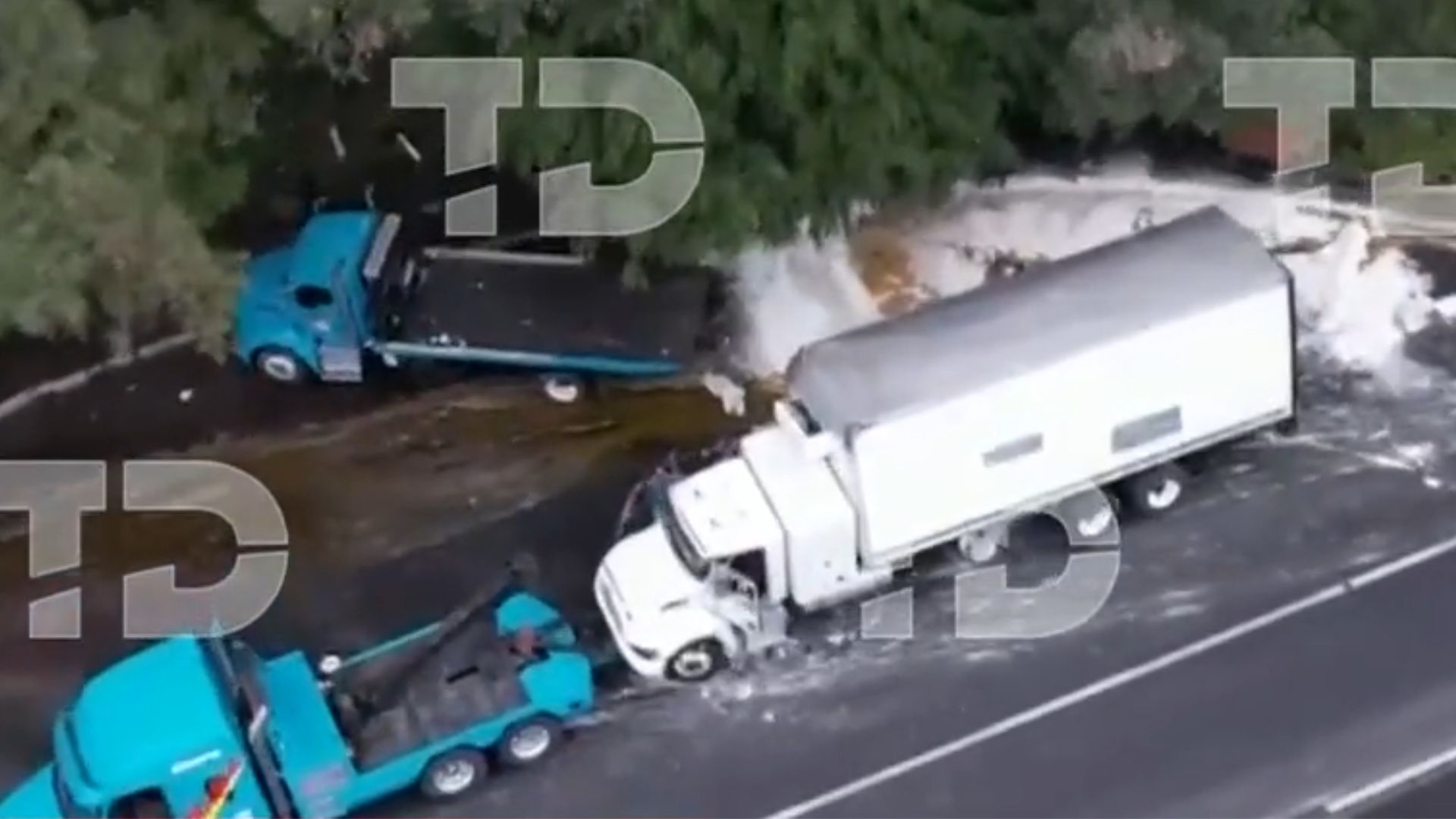 Bomberos neutralizan 1,200 litros de químicos en autopista México-Cuernavaca. Cierre de 11 horas por nube tóxica de ácido clorhídrico.