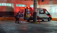 Paramédicos auxiliando a motociclista lesionado tras accidente.