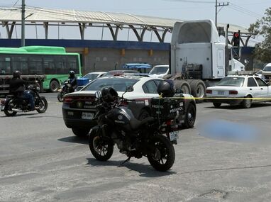 El atropello de un adulto mayor en la Carretera a Colombia movilizó a cuerpos de emergencia.| Especial