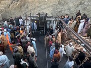Las autoridades locales se encuentran gestionando la emergencia mientras intentan rescatar a quienes permanecen bajo tierra tras el estallido.
