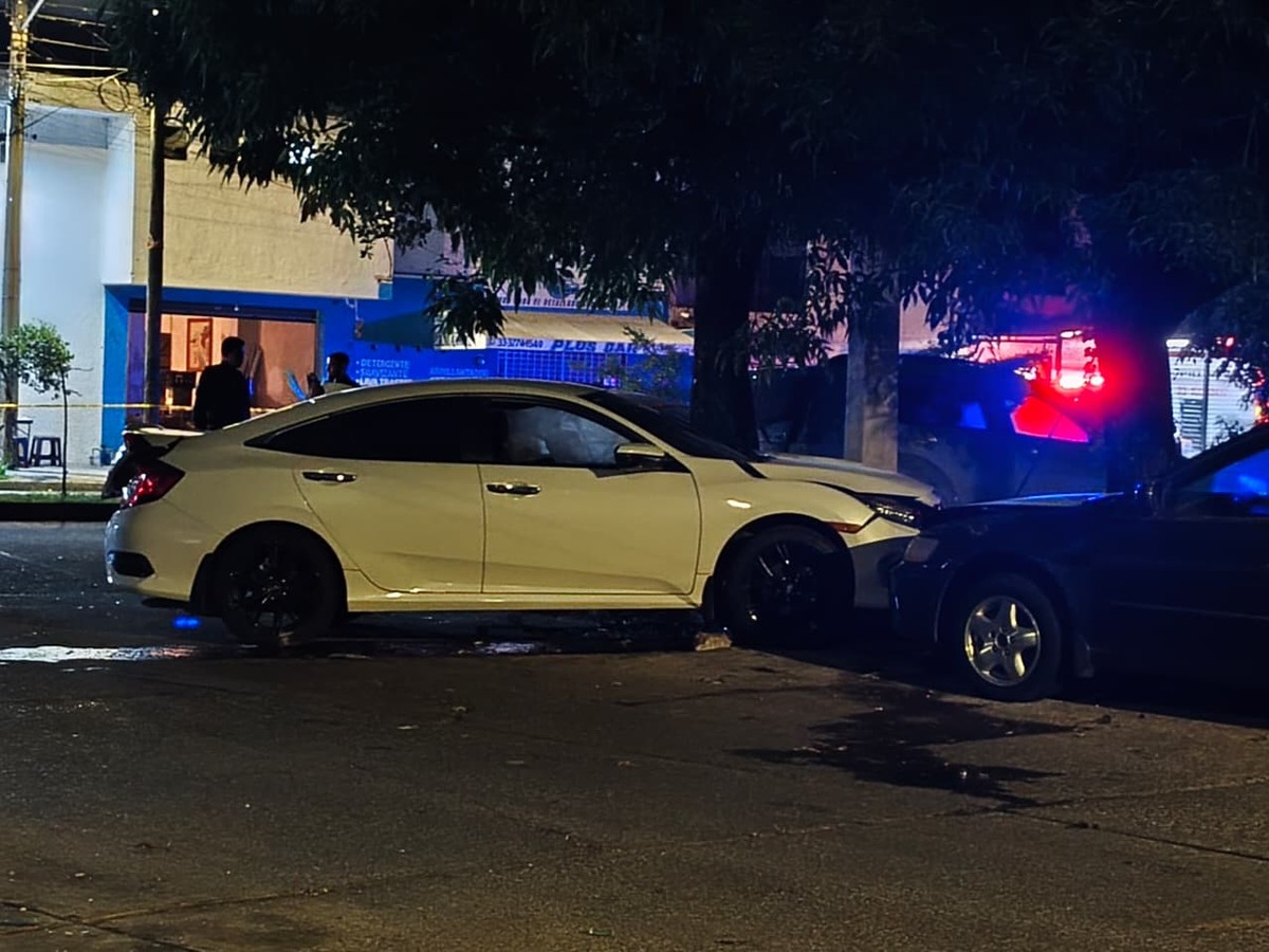 Un sujeto armado fue detenido tras una peligrosa persecución y choque en la colonia Villa Guerrero, Guadalajara. Conoce todos los detalles aquí.