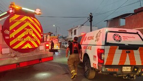 Incendio de casa en colonia Mitras Norte en Monterrey.