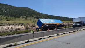 Conductor de unidad de doble remolque resulta lesionado tras accidente en carretera 57 Arteaga. | Daniel Santiago