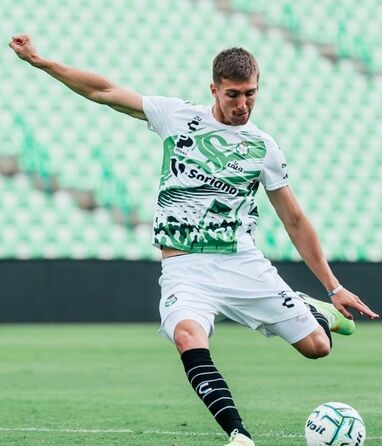 El defensor de Santos Laguna se mostró motivado por jugar en el mítico estadio donde brilló su ídolo, Diego Armando Maradona.