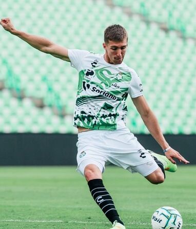 El defensor de Santos Laguna se mostró motivado por jugar en el mítico estadio donde brilló su ídolo, Diego Armando Maradona.