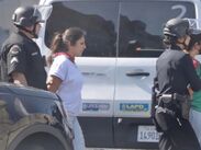 Detenidos denuncian falta de sillas de ruedas y ropa adecuada para las frías noches del desierto en California City.