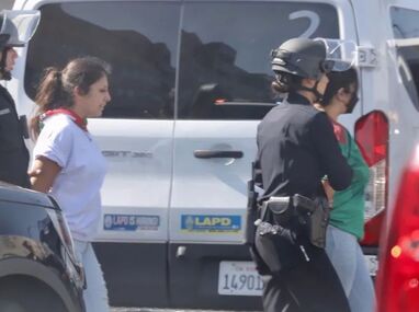 Detenidos denuncian falta de sillas de ruedas y ropa adecuada para las frías noches del desierto en California City.