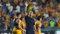 Así fueron ambos comunicados para anunciar la salida del técnico.