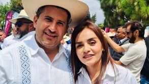La esposa de Carlos Manzo tiene la esperanza de que poco a poco salga a luz la información sobre el caso | Vía FB Grecia Quiroz