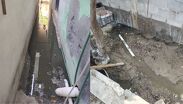 Para evitar que el agua con desechos ingresara a su domicilio, habitantes tuvieron que romper el piso de sus patios. | Israel Santacruz