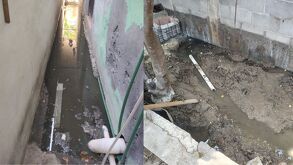 Para evitar que el agua con desechos ingresara a su domicilio, habitantes tuvieron que romper el piso de sus patios. | Israel Santacruz