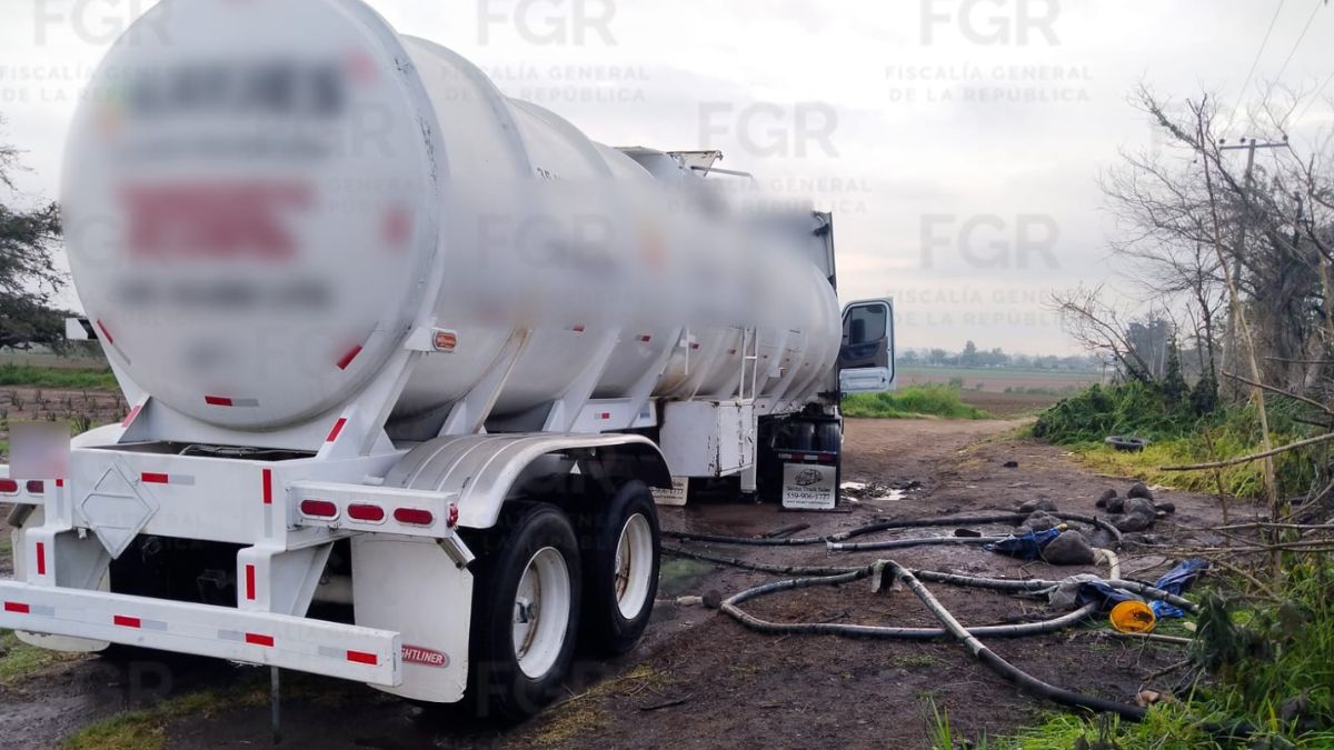 FGR asegura 30 mil litros de hidrocarburo clandestino en Tlajomulco de Zúñiga.