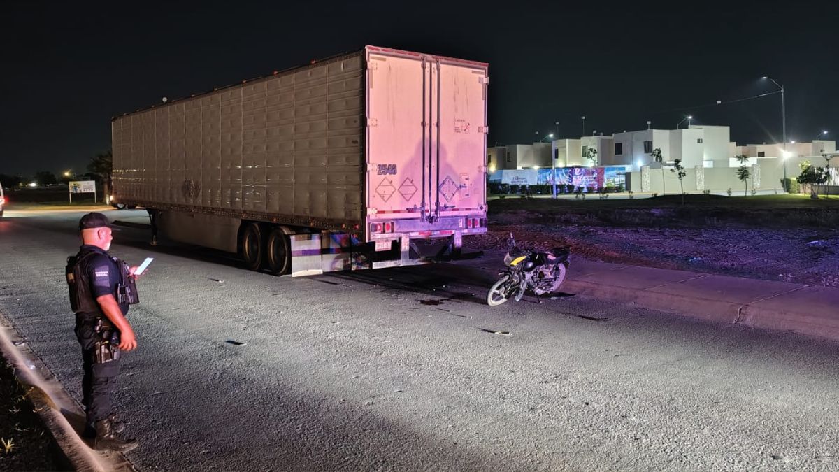 Autoridades atendiendo el reporte de un motociclista impactado contra el remolque de un tráiler en Gómez Palacio.