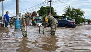 Las fuerzas militares realizaron labores críticas de limpieza, además de retirar escombros y árboles caídos que obstruían la movilidad.