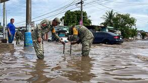 Las fuerzas militares realizaron labores críticas de limpieza, además de retirar escombros y árboles caídos que obstruían la movilidad.