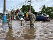 Las fuerzas militares realizaron labores críticas de limpieza, además de retirar escombros y árboles caídos que obstruían la movilidad.