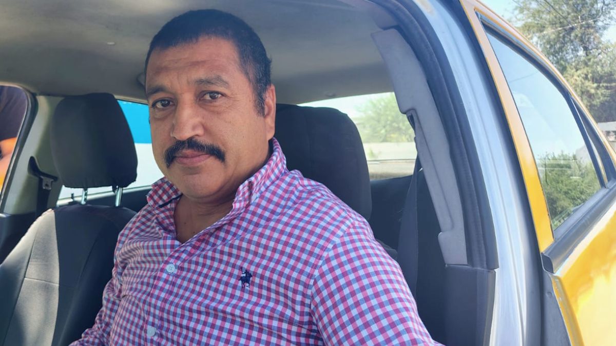 Taxista que fue reconocido por el ayuntamiento de Torreón por regresar un monedero a pasajera.