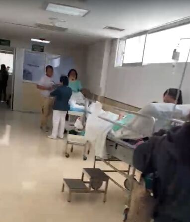 Imágenes captadas en el HGZ-15 del IMSS muestran a pacientes en camillas alineadas en pasillos / Derechohabiente IMSS