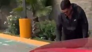 La mujer fue arrastrada aproximadamente entre 10 y 15 metros antes de desprenderse.