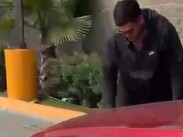 La mujer fue arrastrada aproximadamente entre 10 y 15 metros antes de desprenderse.