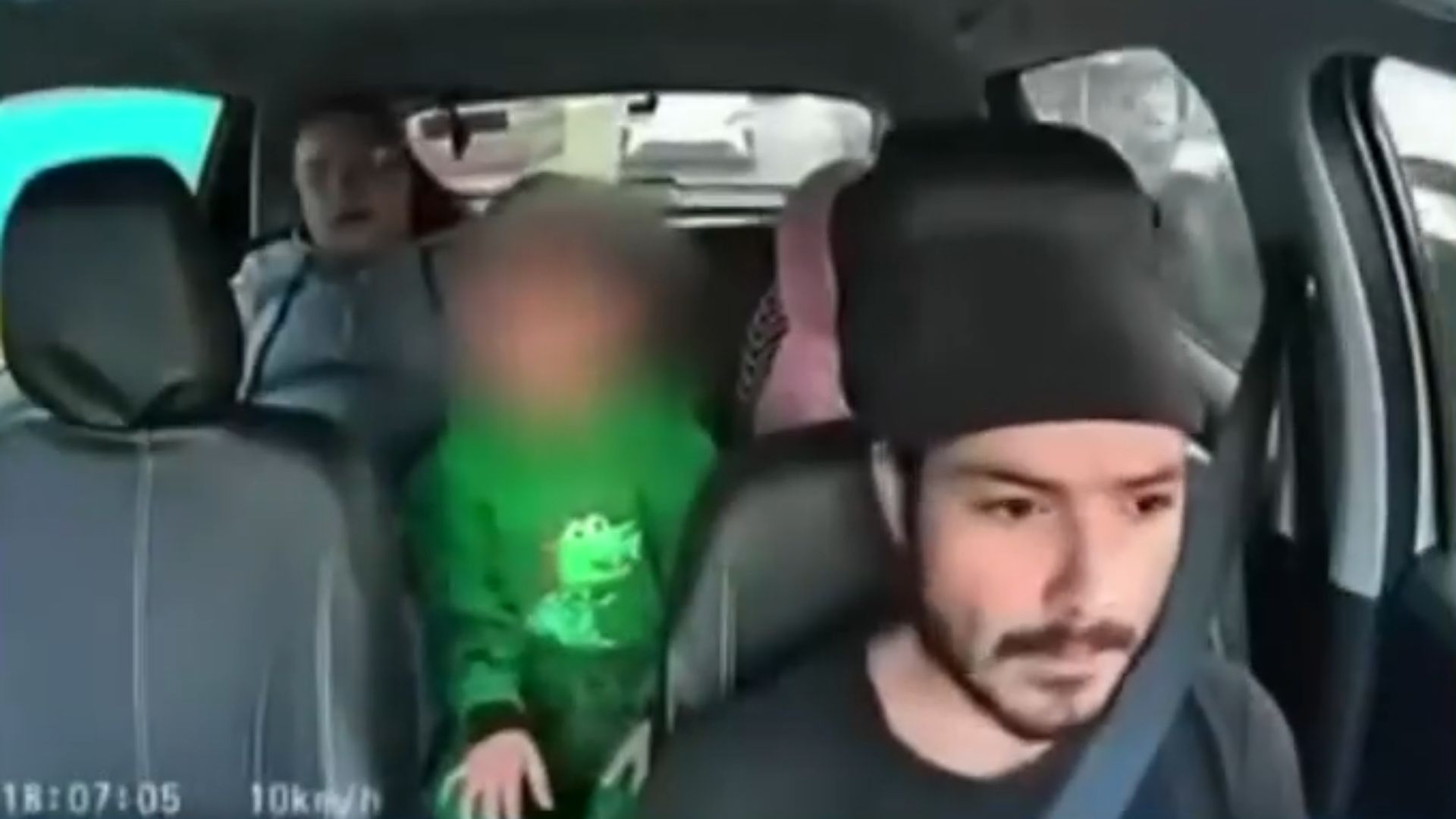 Madre defiende a su hijo autista, pero escala a amenazas cuando chofer se disculpa