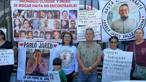 Familiares de Pablo Jared Vallejo Adame colocaron la mañana de este jueves lonas al exterior de la Fiscalía de Personas Desaparecidas.