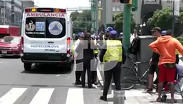 Mujer es atropellada por un ciclista en Eje Central; es atendida por paramédicos