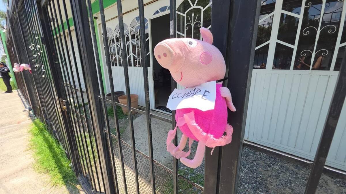 Una pareja fue detenida tras intentar extorsionar a una maestra afuera de una escuela en la colonia Arrayanes, Guadalajara. Descubre todos los detalles.