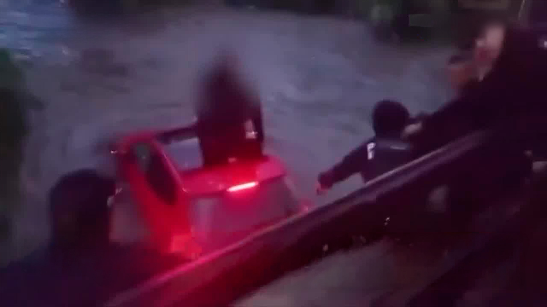 Pareja sobrevive tras ser arrastrada por río desbordado en Papalotla, Tlaxcala. Auto se hundió en barranca durante tormenta. Rescate de emergencia.