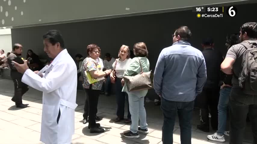 Médicos y trabajadores del Hospital General de Xoco se manifestaron para exigir mejores condiciones laborales, salarios dignos y abasto de medicamentos.