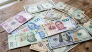 El precio del dólar es usado como referente para las remesas enviadas a México. | Gemini IA