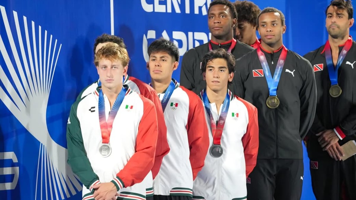 Santiago Blanco (cuarto atleta con el uniforme de México) en el podió de los Juegos Centroamericanos y del Caribe 2026 | Gobierno de Puebla